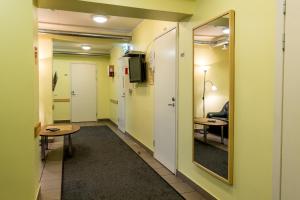 Televiisor ja/või meelelahutuskeskus majutusasutuses Guesthouse Rehab