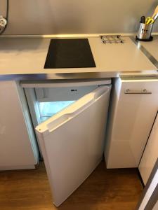 a white kitchen with a stove and a refrigerator at Jupiter Sea View in Benalmádena