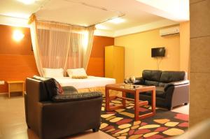TV a/nebo společenská místnost v ubytování Eureka Place Hotel Kampala
