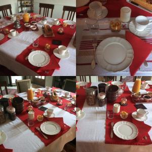 Chambre D' Hôtes La Lucasserie في سوموور: طاولة محددة بالأطباق الحمراء والبيضاء والشموع