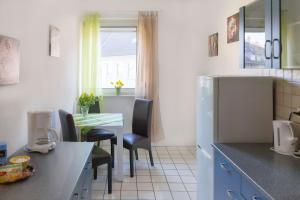 cocina con mesa y sillas en Ferienwohnung, en Witten