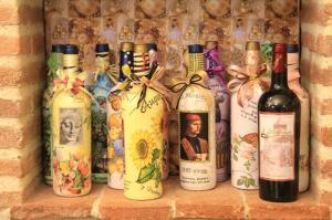 Il Casolare Di Leonardo في فينشي: مجموعة من زجاجات النبيذ على الحائط