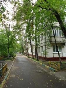モスクワにあるApartment Hanaka Mesherskiy 8の建物前並木道