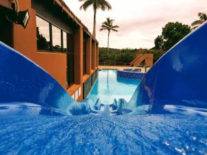 - un toboggan bleu dans la piscine dans l'établissement San Lameer Villa 2112, à Southbroom