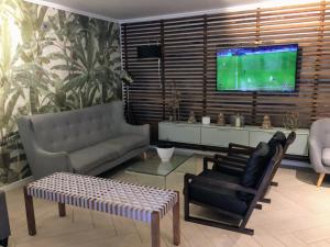 un salon avec un canapé et une télévision dans l'établissement San Lameer Villa 2112, à Southbroom