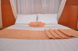 Postel nebo postele na pokoji v ubytování Eureka Place Hotel Kampala
