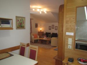 ein Wohnzimmer mit einem Sofa und einem Tisch in der Unterkunft Ferienwohnungen Margreiter in Mitterbach