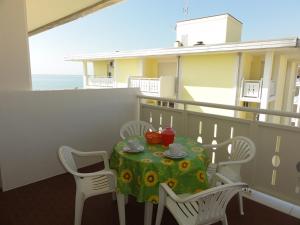 ビビオーネにあるGirasole - Appartamentiの海を望むバルコニー(テーブル、椅子付)