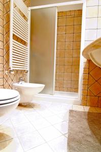 ヴェローナにあるCivico 95のバスルーム(トイレ、洗面台、シャワー付)