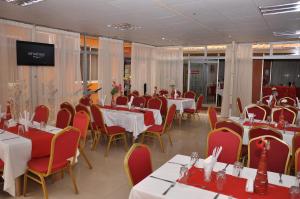 TV a/nebo společenská místnost v ubytování Eureka Place Hotel Kampala