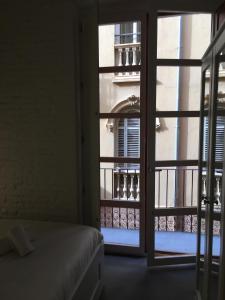 バレンシアにあるSplendid houses in Valenciaの窓から建物の景色を望む客室です。