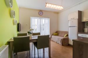 eine Küche und ein Wohnzimmer mit einem Tisch und Stühlen in der Unterkunft Apartments Ani in Veli Lošinj