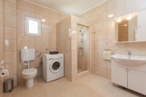 Et badeværelse på Apartments Bella + 27 billeder