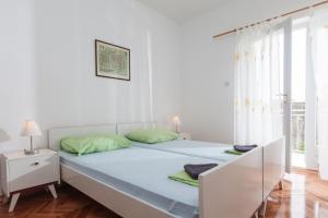 En eller flere senge i et værelse på Apartments Bella