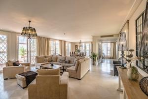 Χώρος καθιστικού στο Puerta Principe Luxury Apartments