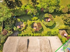 eine Aussicht über einen Garten mit Bäumen und Sträuchern in der Unterkunft Landhaus Kroghooger Wai in Kampen