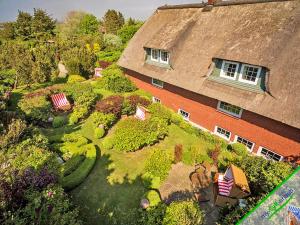 uma vista aérea de uma casa com um quintal em Landhaus Kroghooger Wai em Kampen
