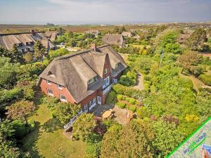 eine Luftansicht eines großen Backsteinhauses in der Unterkunft Landhaus Kroghooger Wai in Kampen