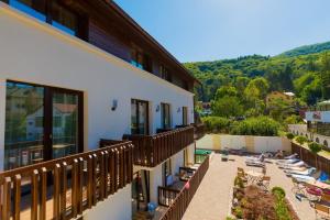 een hotel met een balkon met een zwembad en een resort bij Hotel DADA Termal in Călimăneşti