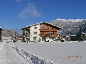 Vista generica sulle montagne o vista sulle montagne dall'interno dell'appartamento