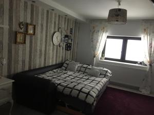 Un dormitorio con una cama y una ventana en Maison Rosmina, en Brasov