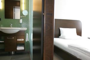 Postel nebo postele na pokoji v ubytování Corbin München Airport Business Hotel