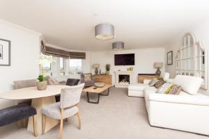 sala de estar con sofá blanco y mesa en Links View - Donnini Deluxe, en Prestwick