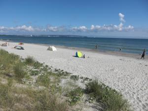 ビンツにあるHaus Neues Prora 503 mit Meerblickの海と人の集まる海岸
