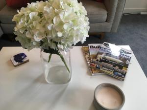 een vaas met witte bloemen op een tafel bij 6 Beech Court in Dunblane