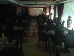 a dining room filled with tables and chairs at Helnan Chellah Hotel in Rabat