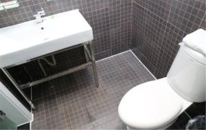 a bathroom with a white toilet and a sink at Motel Ji'nan Shandong University Shanda Road in Jinan