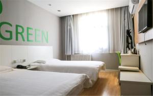 מיטה או מיטות בחדר ב-Motel Ji'nan Shandong University Shanda Road