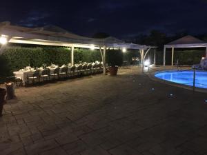 Bazén v ubytování Masseria Casale Dei Fornici nebo v jeho okolí