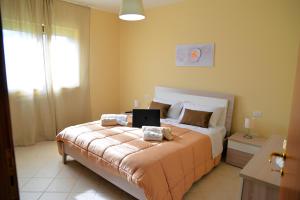 AlbanellaにあるB&B La casa di Bettyのベッドルーム1室(ノートパソコン付きのベッド1台付)