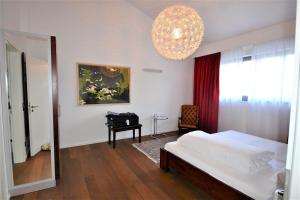 Un pat sau paturi într-o cameră la Hotel-Weinstube Weinhaus Steppe
