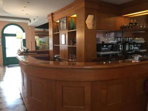 hotel alla busa في Noventa Vicentina: وجود بار خشبي كبير في المطعم
