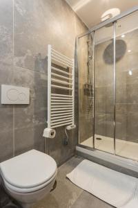La salle de bains est pourvue d'une douche et de toilettes. dans l'établissement CMG Rivoli/ Notre-Dame I, à Paris