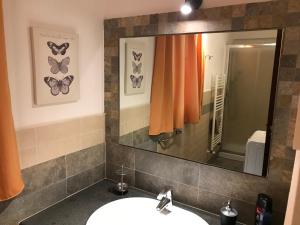 Ванна кімната в John Sea Suites
