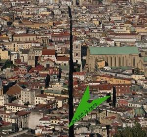 ナポリにあるSplendido loft nel cuore anticoの緑の看板が立つ大都市の景色
