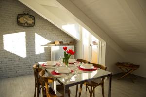 een eetkamer met een tafel met stoelen en een klok bij Il nido del Picchio in Turijn