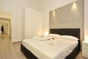 フィレンツェにあるCristina Suiteのベッドルーム1室(大型ベッド1台、タオル2枚付)