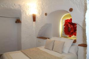 A bed or beds in a room at Cuevas Hammam Abuelo Jose Még 32 kép