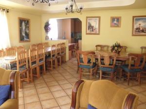 - une salle à manger avec une table et des chaises dans l'établissement Casa Akay, à Zorita