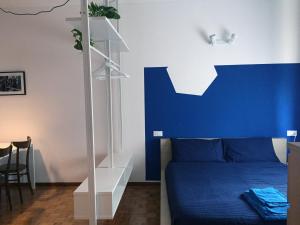 1 dormitorio con cama y pared azul en Up to four, en Milán