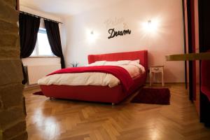 ein Schlafzimmer mit einem großen roten Bett darin in der Unterkunft Luky10 in Braşov