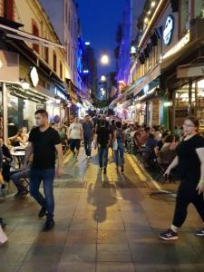Eine Gruppe von Menschen, die nachts auf einer Straße spazieren in der Unterkunft MyKent Hotel in Istanbul