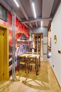 un comedor con un mural de pizza en la pared en Subway, en Belgrado