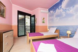 twee bedden in een kamer met uitzicht op de oceaan bij Apartments Coral in Kotor +61 foto's