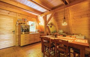 Un restaurante u otro lugar para comer en House with Pool and Sauna
