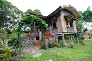ein Baumhaus mitten im Garten in der Unterkunft Plantacion Isabelle in Taal